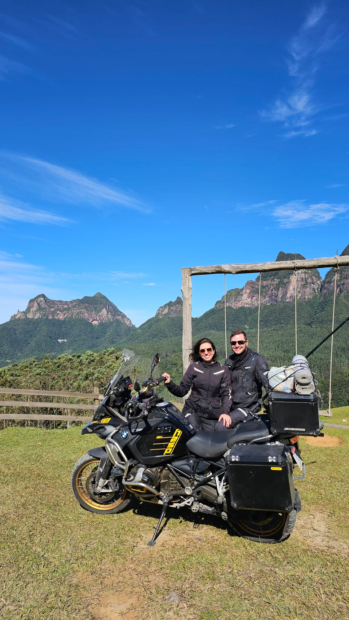 O casal Memórias de Moto com a BMW GS na serra