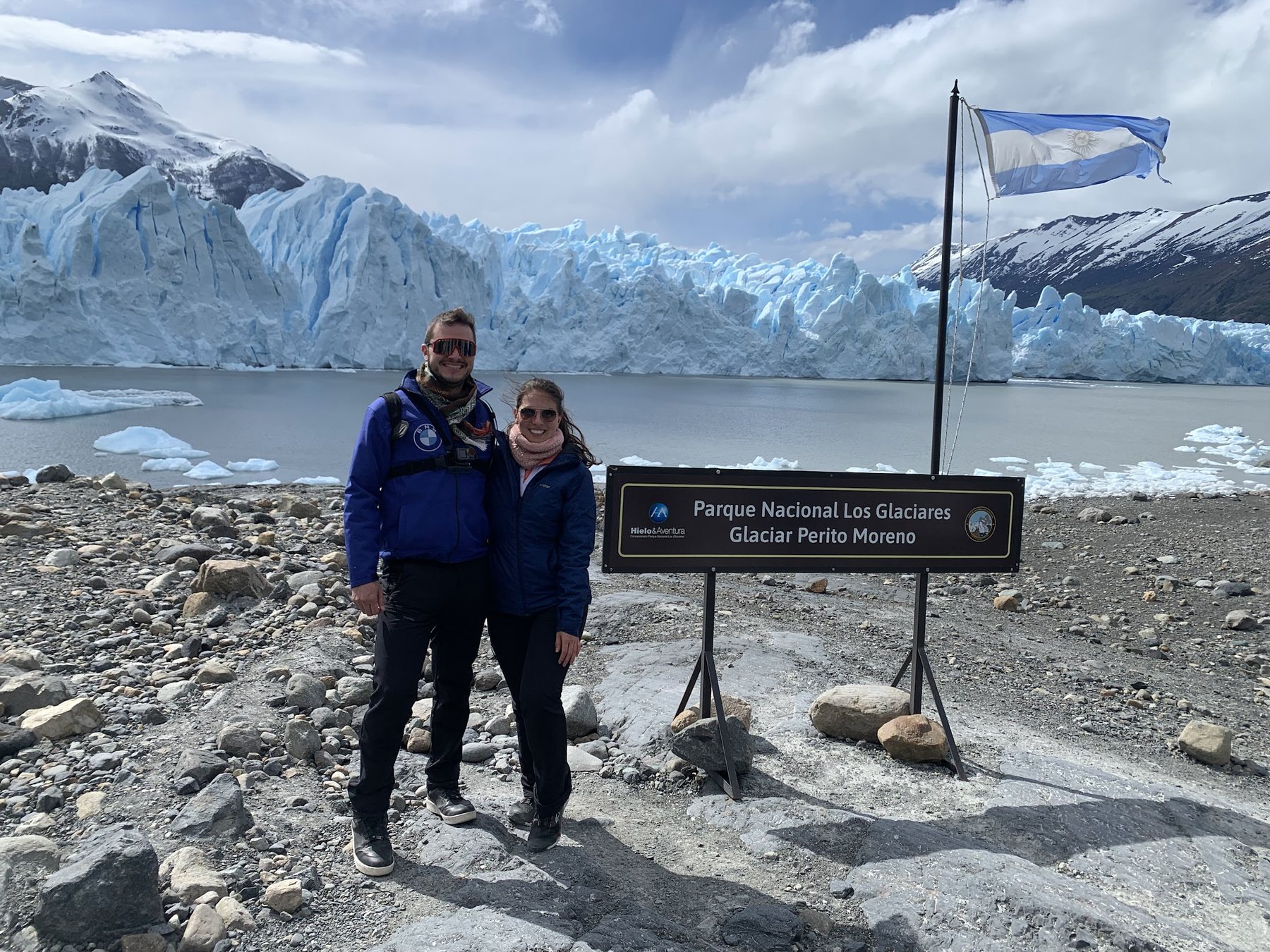 Nós dois diante do Glaciar Perito Moreno, uma das recompensas da viagem pela Patagônia