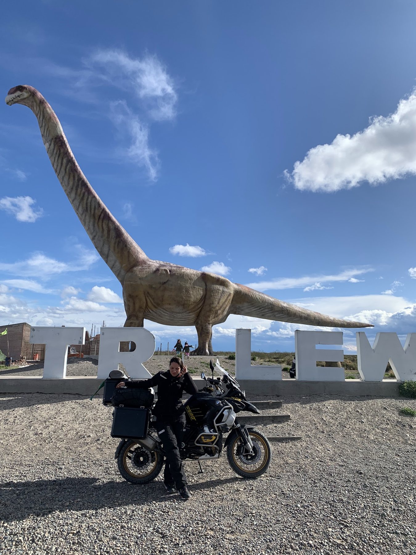 Parada em Trelew, com a moto e o dinossauro gigante para fechar o trecho patagônico com humor