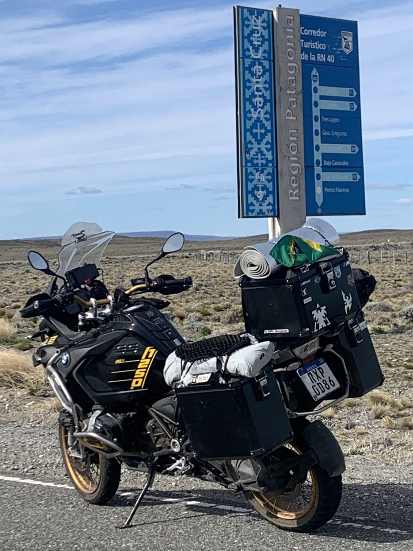 A Ruta 40 em modo ripio, onde a moto pesada e carregada exige respeito