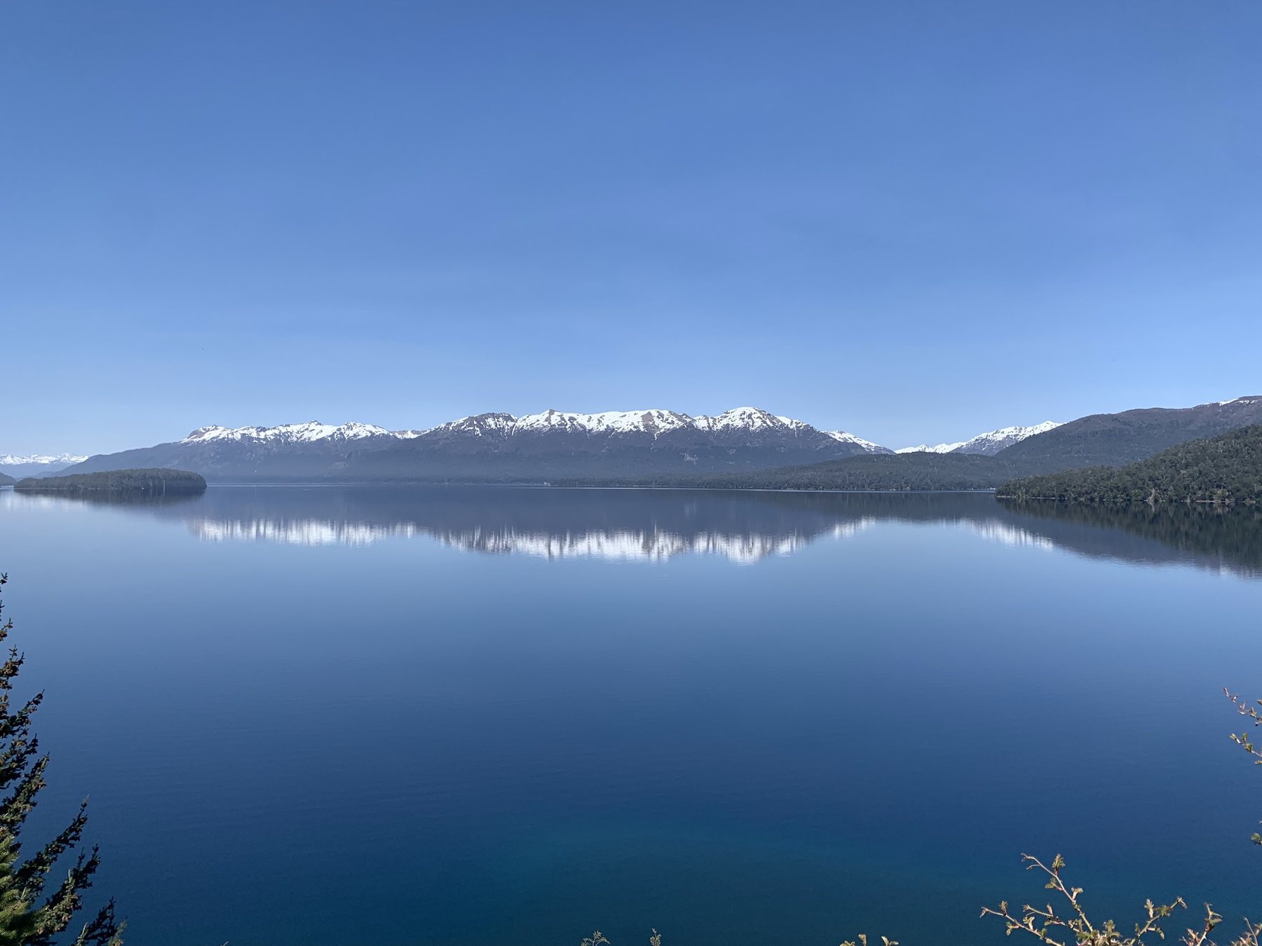 Lagos andinos na região da Ruta dos Sete Lagos, entre montanhas e água azul