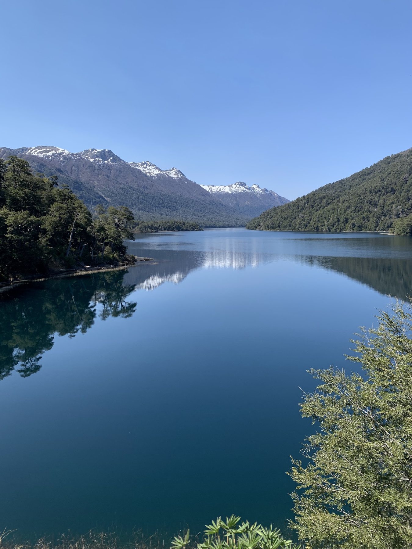 O lago espelhado em Villa Traful, daqueles lugares em que a viagem pede silêncio