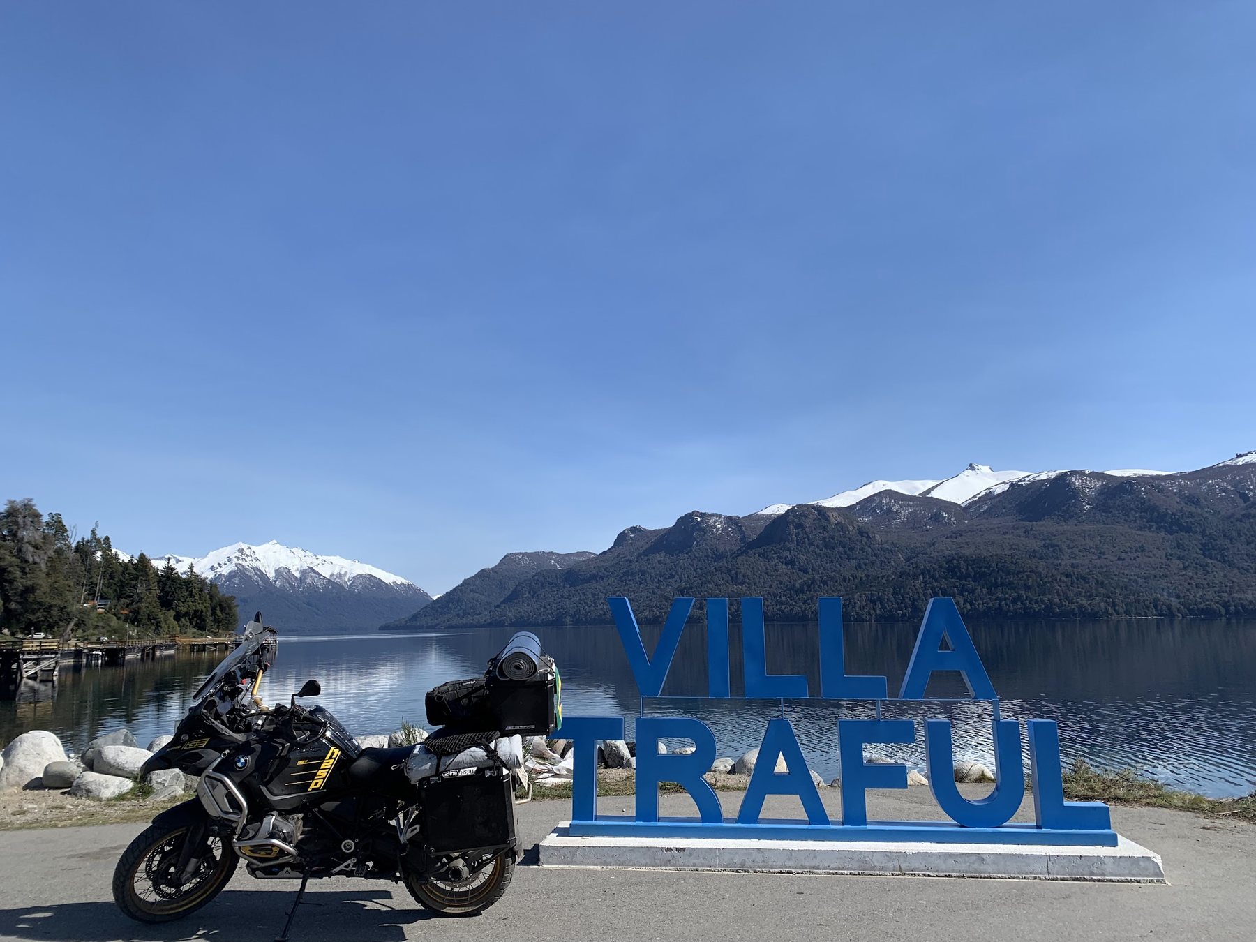 A moto no letreiro de Villa Traful, uma das paradas mais bonitas da região dos lagos